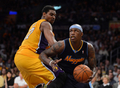 11-12NBAは12日、プレーオフ1回戦（7回戦制）が行われ、ロサンゼルス・レイカーズ（Los Angeles Lakers）は96-87でデンバー・ナゲッツ（Denver Nuggets）との第7戦を制し、対戦成績を4勝3敗としてウエスタンカンファレンス準決勝に進出した。

レイカーズのアンドリュー・バイナム（Andrew Bynum）をかわすナゲッツのアル・ハリントン（Al Harrington、2012年5月12日撮影）。(c)AFP/Getty Images/Harry How