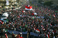 イラク・バグダッド（Baghdad）で、反米デモを行うイスラム教シーア派（Shiite）反米指導者ムクタダ・サドル（Moqtada al-Sadr）師の支持者ら（2008年10月18日撮影）。(c)AFP/ALI YUSSEF