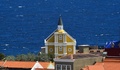 ベネズエラ沖合のカリブ海に浮かぶオランダ領のキュラソー（Curacao）島の風景。豪華客船が立ち寄る港町ウィレムスタット（Willenstad）にはカラフルな建物が立ち並び、海水浴やフライボードなどのマリンスポーツが楽しめる。

写真は、ウィレムスタットの海に面した教会（2013年8月29日撮影）。(c)AFP/Luis Acosta