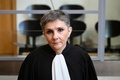 南仏アビニョンの裁判所で、ドミニク・P被告の公判に臨む同被告の代理人弁護士（2024年9月2日撮影）。(c)Christophe SIMON / AFP
