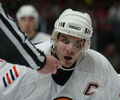 写真は、試合再開を待つアイランダーズのアレクセイ・ヤシン（%%Alexei Yashin%%）。(c)AFP/Getty Images Bruce Bennett