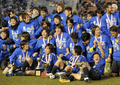 サッカー第88回天皇杯（%%The 88th Emperor&apos;s Cup%%）決勝、ガンバ大阪（%%Gamba Osaka%%）対柏レイソル（%%Kashiwa Reysol%%）。試合は延長後半11分に途中出場の播戸竜二（%%Ryuji Bando%%）が決勝点を挙げたガンバ大阪が1-0で競り勝ち優勝した。この結果、2008年にAFCチャンピオンズリーグ（%%AFC Champions League 2008%%）を制したガンバ大阪は、09年の同大会への出場権を獲得した。写真は天皇杯決勝を制し歓喜するガンバ大阪の選手たち。（2009年1月1日撮影）(c)AFP/TOSHIFUMI KITAMURA