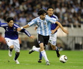 サッカー国際親善試合、日本対アルゼンチン。今野泰幸（Yasuyuki Konno）と一緒にアルゼンチンのハビエル・パストレ（Javier Pastore）を追う内田篤人（Atsuto Uchida、2010年10月8日撮影）。(c)AFP/Yoshikazu TSUNO