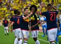 2018年サッカーW杯ロシア大会、南米予選、エクアドル対コロンビア。得点を決め、チームメートと喜び合うコロンビアのハメス・ロドリゲス（中央、2017年3月28日撮影）。(c)AFP/Rodrigo BUENDIA