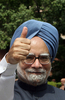 インド・ニューデリー（New Delhi）で、内閣信任案の審議のために国会に到着したマンモハン・シン（Manmohan Singh）首相（2008年7月22日撮影）。(c)AFP/RAVEENDRAN