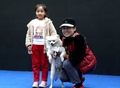 保護されていた犬と新しい家族（2017年11月12日撮影）。(c)CNS/張海雯