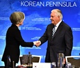 カナダ・バンクーバーで行われた外相会合に出席したレックス・ティラーソン米国務長官（右）と韓国の康京和外相（左、2018年1月16日撮影）。(c)AFP PHOTO / Don MacKinnon