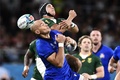 ラグビーW杯日本大会・プールB、南アフリカ対イタリア。南アフリカのチェスリン・コルビ（右から2人目）と競り合うイタリアのセルジオ・パリッセ（2019年10月4日撮影）。(c)Anne-Christine POUJOULAT / AFP