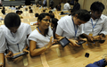 インド・ニューデリー（New Delhi）で「アーカッシュ（Aakash）」を試す学生ら（2011年10月5日撮影）。(c)AFP/Prakash SINGH