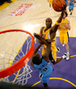08-09NBA西カンファレンスプレーオフ1回戦、ロサンゼルス・レイカーズ（%%Los Angeles Lakers%%）対ユタ・ジャズ（%%Utah Jazz%%）第5戦。試合はレイカーズが107-96で勝利し、通算戦績を4勝1敗として同準決勝に進んだ。レイカーズは、コービー・ブライアント（%%Kobe Bryant%%）が両チーム最多の31得点を奪って勝利し、5戦目でジャズとのプレーオフ1回戦を制した。写真はジャズのロニー・ブリューワー（%%Ronnie Brewer%%、下）の上からシュートを狙うレイカーズのラマー・オドム（%%Lamar Odom%%）。（2009年4月27日撮影）(c)AFP/Getty Images/Kevork Djansezian