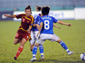 中国の%%Liu Huana%%（左）と競り合う日本の池田浩美（%%Hiromi Ikeda%%）と宮間あや（%%Aya Miyama%%、右）。（2008年6月5日撮影）。(c)AFP/HOANG DINH Nam