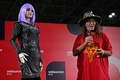 ベン・ゲーツェル氏とAIロボットの「デズデモーナ」。ブラジル・リオデジャネイロで開催された「ウェブサミット2023」で（2023年5月3日撮影）。(c)MAURO PIMENTEL / AFP