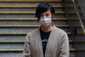 香港で、保釈され警察署を出る民主活動家で歌手の何韻詩（デニス・ホー）氏（2021年12月30日撮影）。(c)Bertha WANG / AFP