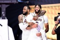 19-20NBAファイナル（7回戦制）第6戦、マイアミ・ヒート対ロサンゼルス・レイカーズ。優勝を喜ぶロサンゼルス・レイカーズのレブロン・ジェームズ（左）とアンソニー・デイビス（2020年10月11日撮影）。(c)Douglas P. DeFelice/Getty Images/AFP