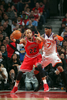 11-12NBAは12日、各地で試合が行われ、シカゴ・ブルズ（Chicago Bulls）は104-99でニューヨーク・ニックス（New York Knicks）に勝利した。

ニューヨーク・ニックスのカーメロ・アンソニー（Carmelo Anthony、右）とマッチアップするシカゴ・ブルズのタージ・ギブソン（Taj Gibson、2012年3月12日撮影）。(c)AFP/Getty Images/NBAE/Gary Dineen