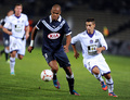 12-13フランス・リーグ1は4日、第11節の試合が各地で行われ、ボルドー（FC Girondins de Bordeaux）は1-0でトゥールーズ（Toulouse FC）に勝利した。

トゥールーズのウィサム・ベン・イェデル （Wissam Ben Yedder、右）の前でボールをコントロールするボルドーのエンリケ（Carlos Henrique dos Santos Souza、2012年11月4日撮影）。(c)AFP/NICOLAS TUCAT