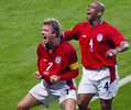 北海道・札幌（Sapporo）市の札幌ドーム（Sapporo Dome）で行われた2002年サッカーW杯日韓大会（2002 World Cup）1次リーグF組アルゼンチン対イングランドの試合でゴールを決め、チームメートの
トレヴァー・シンクレア（Trevor Sinclair、右）と喜ぶイングランド代表主将のデビッド・ベッカム（David Beckham、2002年6月7日撮影）。(c)AFP/ODD ANDERSEN