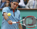 全仏オープンテニス2009（%%French Open 2009%%）男子シングルス決勝。大会第2シードのロジャー・フェデラー（%%Roger Federer%%、スイス）は、大会第23シードのロビン・ソデルリング（%%Robin Soderling%%、スウェーデン）と対戦。フェデラーは6-1、7-6、6-4で全仏初優勝を果たし、ピート・サンプラス（%%Pete Sampras%%、米国）氏の持つグランドスラム最多優勝記録（14勝）に並ぶと同時に、史上6人目の生涯グランドスラム（4大大会全制覇）を達成した。写真はバックハンドでリターンショットを返すロジャー・フェデラー。（2009年6月7日撮影）(c)AFP/PATRICK KOVARIK
