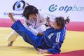 第33回世界柔道選手権、女子48キロ級。準決勝でナタリア・ブリジダ（青）と対戦する浅見八瑠奈（2015年8月24日撮影）。(c)AFP/JACK GUEZ