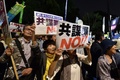 都内の国会議事堂付近で、「共謀罪」の趣旨を含む改正組織犯罪処罰法に反対する人々（2017年6月14日撮影）。(c)AFP/Kazuhiro NOGI