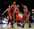 14-15NBA、ロサンゼルス・クリッパーズ（Los Angeles Clippers）対トロント・ラプターズ（Toronto Raptors）。3ポイントシュートを決めチームメートのルイス・ウィリアムズ（Louis Williams、右）に祝福されるトロント・ラプターズのカイル・ローリー（Kyle Lowry、2014年12月27日撮影）。(c)AFP/Getty Images/Harry How