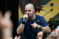 パフォーマンスを行う同バンドのフロントマン、クリス・ドートリー（%%Chris Daughtry%%）。(c)AFP/Getty Images Harry How