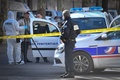 受刑者を護送中の車が襲われたフランス南部タラスコンの裁判所前で作業中の警察の科学捜査官ら（2019年1月28日撮影）。(c)GERARD JULIEN / AFP