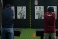 非致死性の銃で的を撃つ銃のインストラクター。コロンビア首都ボゴタの射撃練習場で（2021年9月17日撮影）。(c)Juan BARRETO / AFP