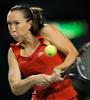 女子テニス、東レ・パンパシフィック・オープン（%%Toray Pan Pacific Open 2009%%）シングルス3回戦。大会第7シードのエレナ・ヤンコビッチ（%%Jelena Jankovic%%、セルビア）は、ロシアのエレナ・ベスニナ（%%Elena Vesnina%%）と対戦。ヤンコビッチは第1セットを6-1で制し迎えた第2セット途中（3-0）にベスニナが負傷棄権したため、準々決勝に進出した。写真はリターンショットを放つエレナ・ヤンコビッチ。（2009年9月30日撮影）(c)AFP/Toru YAMANAKA