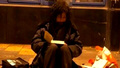 路上で本を読む沈巍さん（撮影日不明）。(c)CNS