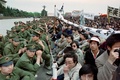 天安門事件が起きた1989年の4月、中国・北京の天安門広場で民主化を求めて警察官と対峙（たいじ）する学生ら（1989年4月22日撮影）。(c)CATHERINE HENRIETTE / AFP