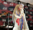 「ファッション・アゲインスト・エイズ（Fashion Against Aids）」コレクションの発売を記念しH＆M渋谷店で開催されたミュージシャンのチャラ（Chara）のインストアライブ（2010年5月20日撮影）。(c)H＆M
