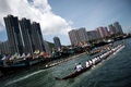 香港（Hong Kong）で行われた毎年恒例「ドラゴンボート（龍舟）フェスティバル（Dragon Boat Festival）」のレース（2014年6月2日撮影）。(c)AFP/Philippe Lopez