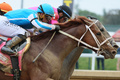 米国競馬のG1レース、第149回ケンタッキーダービー。最終コーナーを抜けるハビエル・カステリャーノ騎手騎乗のメイジ（手前、2023年5月6日撮影）。(c)Andy Lyons/Getty Images/ AFP
