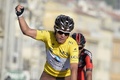 第72回パリ～ニース（72nd Paris-Nice）、最終第8ステージ。フィニッシュラインを切り、ガッツポーズを見せるアージェードゥゼル・ラ・モンディアル（AG2r - La Mondiale）のカルロス・ベタンクール（Carlos Betancur、2014年3月16日撮影）。(c)AFP/ERIC FEFERBERG