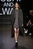 米ニューヨーク市内で発表された「DKNY」15/16年秋冬コレクション（2015年2月15日撮影）。(c)AFP/Getty Images/Neilson Barnard