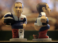 　スペイン・カタルーニャ（Catalonia）地方で、今年もクリスマス恒例の排便人形「カガネル（Caganer、「排便」の意）がお目見えした。カタルーニャでは、クリスマスシーズンになると有名人が排泄する姿を模した陶器の人形を自宅内に隠し、招待客に探させるのが恒例行事となっている。18世紀から続く風習で、カガネルは翌年の豊穣（ほうじょう）、希望、繁栄の象徴とされている。

　写真は、バルセロナ（Barcelona）のクリスマス市に登場した、二輪ロードレースMotoGPのスペイン人ライダー、ホルヘ・ロレンゾ（Jorge Lorenzo）選手のカガネル（2009年12月21日撮影）。(c)AFP/LLUIS GENE