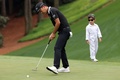 男子ゴルフ米国ツアーメジャー第1戦、第86回マスターズ・トーナメントのパー3コンテストに娘と臨むケビン・ナ（2022年4月6日撮影）。(c)Jamie Squire/Getty Images/AFP