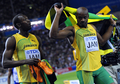 第12回世界陸上ベルリン大会（%%12th IAAF World Championships in Athletics Berlin%%）男子4×100メートルリレー決勝。ジャマイカが37秒31の大会新記録で優勝した。37秒62でトリニダード・トバゴが2位に、38秒02で英国が3位に入った。日本は38秒30で4位に入り、惜しくもメダル獲得を逃した。

　ウサイン・ボルト（%%Usain Bolt%%）は、第3走者としてジャマイカの金メダル獲得に貢献し、%%北京五輪%%に続き世界選手権でも短距離（100メートル、200メートル、4×100メートルリレー）3冠に輝いた。写真は優勝を喜ぶウサイン・ボルト（左）とアサファ・パウエル（%%Asafa Powell%%）。（2009年8月22日撮影）(c)AFP/OLIVIER MORIN