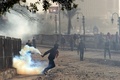 エジプトの首都カイロ（Cairo）のタハリール広場（Tahrir Square）近くで、治安部隊が放った催涙弾を投げ返す反政府デモ参加者（2013年1月27日撮影）。(c)AFP/KHALED DESOUKI