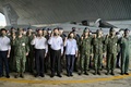 台湾・澎湖諸島の空軍施設を視察した蔡英文総統（中央、2022年8月30日撮影）。(c)Sam Yeh / AFP