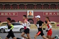 天安門広場を駆ける北京マラソンの出場ランナー（2022年11月6日撮影）。(c)Jade Gao/ AFP