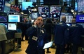米ニューヨーク証券取引所で勤務するトレーダーら（2020年3月9日撮影）。(c)TIMOTHY A. CLARY / AFP