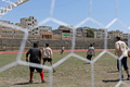 3年ぶりに再開されたシリア北西部イドリブのスタジアムでサッカーをする選手たち（2018年4月25日撮影）。(c)AFP PHOTO / OMAR HAJ KADOUR