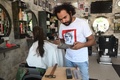 パキスタン東部ラホールの理髪店で、髪を切る準備をするアリ・アッバスさん（2021年4月8日撮影）。(c)Arif ALI / AFP