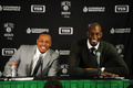 13-14NBA、ボストン・セルティックス（Boston Celtics）対ブルックリン・ネッツ（Brooklyn Nets）。試合後の記者会見に臨むブルックリン・ネッツのポール・ピアース（Paul Pierce）とケビン・ガーネット（Kevin Garnett、2014年1月26日撮影）。(c)AFP/Getty Images/NBAE/Steve Babineau