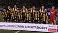 サッカーリベルタドーレス杯準決勝第2戦、グアラニ対リーベル・プレート。試合前の写真撮影に臨むグアラニの選手（2015年7月21日撮影）。(c)AFP/NORBERTO DUARTE