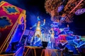 コスタリカの首都サンホセで開催された光の祭典「ライト・フェスティバル」のパレード参加者（2018年12月15日撮影）。(c)Ezequiel BECERRA / AFP