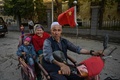 中国・新疆ウイグル自治区アクスで車に乗る人々（2019年9月11日撮影、資料写真）。(c)HECTOR RETAMAL / AFP