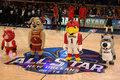 第63回NBAオールスターゲーム2014（2014 NBA All-Star game）。パフォーマンスを披露する各チームのマスコット（2014年2月16日撮影）。(c)AFP/Getty Images/Christian Petersen